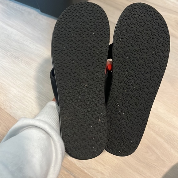 - The North Face teenager boys Black flip flops size 7 like new - Picture 2 of 5